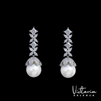 Victoria Valenza Zilverkleurige Oorbellen met Parels en Zirkonia Stenen - Oorhangers - Zilverkleurig - Parel oorbellen - Zirkonia