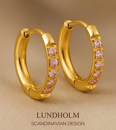 Lundholm Luxe Oorbellen Dames Classic Hoops met Zirkonia jewellery - Premium Stainless Steel Goudkleurig - Kleine Oorringen Classy - My Lena Serie - Cadeau voor Vrouw - Luxe Geschenkverpakking