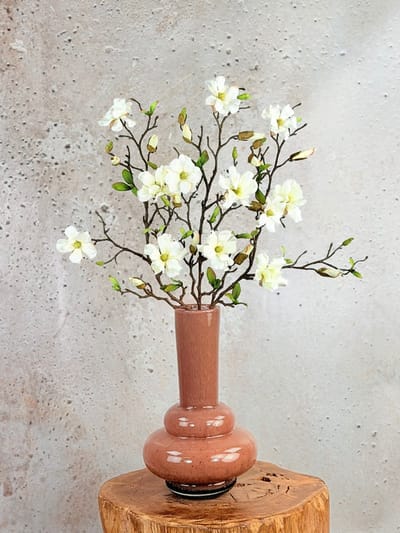 Zijden bloemen boeket “Lovely Magnolia” | 70 cm | Inclusief vaas | Prachtige gedetailleerde bloemen | Jarenlang mooi