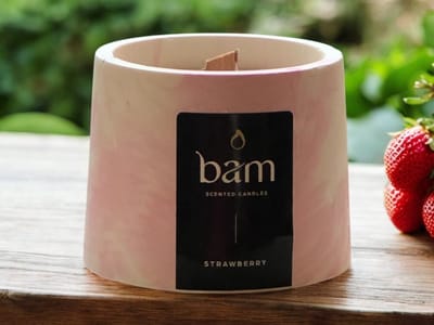 BAM Kaarsen Strawberry Geurkaars – Cone Collectie – Houten Wiek – Roze Gemarmerd Handgemaakt Potje – 100 g – 30 Branduren - aardbei