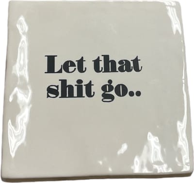 Hippe tegeltje met tekst: Let that shit go | Wit met zwart | Gepersonaliseerde cadeau | Hippe Spreuktegel | Nieuwe woning cadeau | Housewarming cadeau