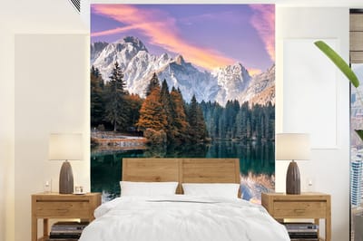 Behang - Fotobehang Bergen - Bos - Water - Lucht - Roze - Paars - Breedte 165 cm x hoogte 220 cm