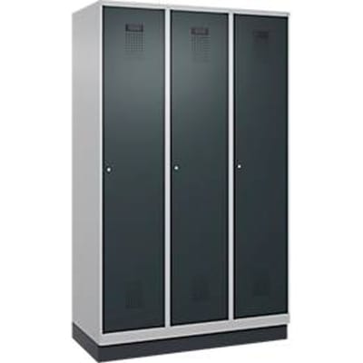 C+P Evolo Plus garderobekast, 3 vakken, 400 mm vakbreedte, met plint, rechts scharnierend, B 1200 x D 500 x H 1950 mm, cilinder, blank aluminium/antracietgrijs