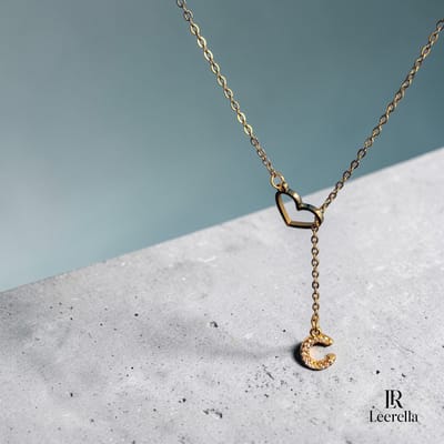 Leerella Goudkleurige | C | Initial Ketting met Hart en Letter Hanger – Gepersonaliseerde RVS Ketting met Zirconia Steentjes – 60 cm Collier