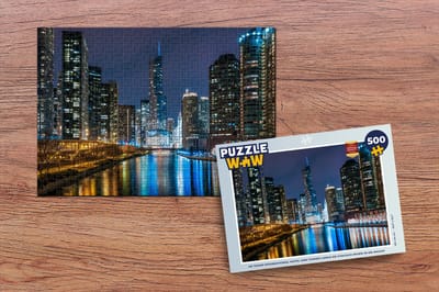 Puzzel De Trump International Hotel and Tower langs de Chicago River in de nacht - Legpuzzel - Puzzel 500 stukjes