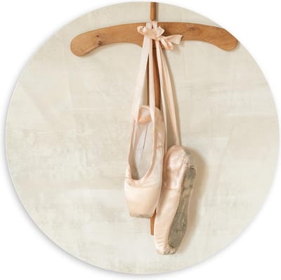 Forex Wandcirkel - Ballerina Spitzen aan Hangertje - 120x120cm Foto op Wandcirkel (met ophangsysteem)