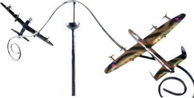 Metalen Windmolen - Vliegtuig Sculptuur - Tuin Decoratie - Handbeschilderd Metaal - 148 cm Hoog - Veelkleurig