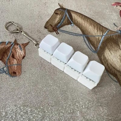 Nieuwe 4 Toetsen Knijpspeelgoed Sleutels Knop DIY Toetsenbord Fidget Sleutelhanger Stressverlichting Tijdverdrijf Klikker Speelgoed Volwassene white