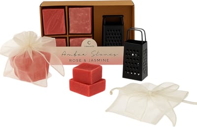 Amberblokjes Giftset Roos & Jasmijn – 4×25 g Geurblokjes (2× Roos, 2× Jasmijn) met Metalen Rasp (8 cm) & 6 Luxe Organza Geurzakjes