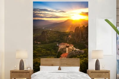 Behang - Fotobehang Zonsondergang met de Meteora kloosters in Griekenland - Breedte 145 cm x hoogte 220 cm