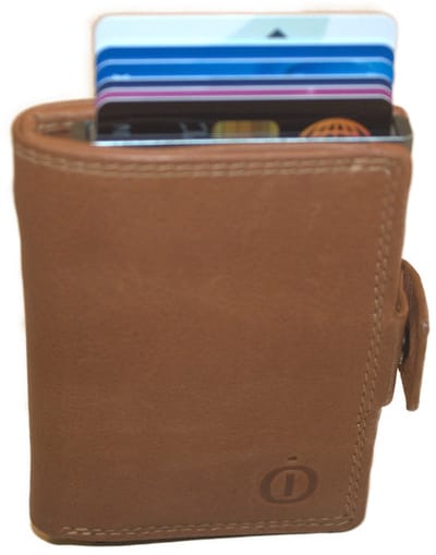 Oi zand- camel kleurige leren portemonnee met figuretta Cardprotector zonder muntvak/ compacte beurs met metalen pasjeshouder / anti skim kastje in zeer kleine portemonnee / cognac - camel kleurig leer/ 534AVC