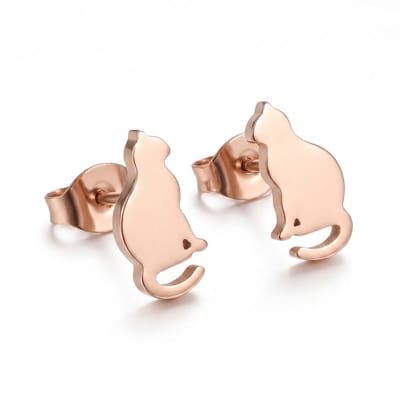 Lundholm Minou Oorknopjes Dames Roségoudkleurig – Premium Stainless Steel – Kat Oorbellen – Poes Oorstekers – Waterproof & Hypoallergeen – Cadeau voor Kattenliefhebber – Scandinavisch Design