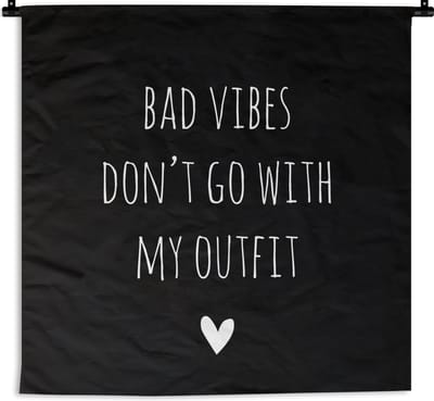 Wandkleed - Wanddoek - Engelse quote "Bad vibes don't go with my outfit" met een hartje tegen een zwarte achtergrond - 180x180 cm - Wandtapijt