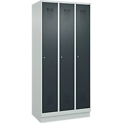 C+P Evolo Plus garderobekast, 3 vakken, 300 mm vakbreedte, met plint, rechts scharnier, soft-close, inbraakwerend, B 900 x D 500 x H 1950 mm, cilinderslot, lichtgrijs RAL 7035/antracietgrijs RAL 7016