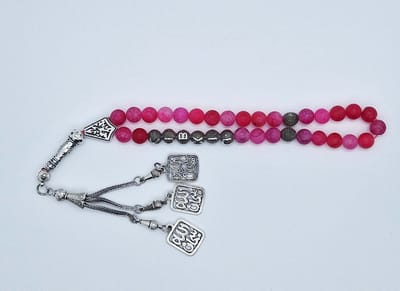 Handgemaakte naam tasbih 33 Kralen Natuursteen “Banded Agaat Magenta roze” - met metaal tassel “subhan allah"- Met je naam of de naam van uw geliefde- 8 mm diameter van de korrel