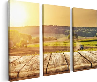 Artaza Canvas Schilderij Drieluik Tractor in het Veld met Houten Planken - 120x80 cm - Wanddecoratie Woonkamer - Schilderijen - Muurdecoratie