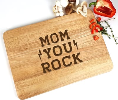 Snijplank hout - Mom You Rock - Moederdag cadeau - Liefste mama - Cadeau mama - 35x23cm - Moederdag - Snijplank - Mama - Mama cadeau - Cadeau voor mama - Cadeau voor vrouw - Kerst - MAMA
