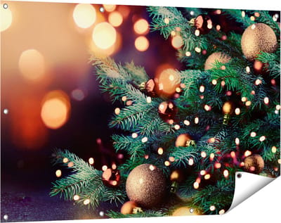 Gards Tuinposter Versierde Kerstboom met Lichtjes - 120x80 cm - Tuindoek - Tuindecoratie - Wanddecoratie buiten - Tuinschilderij