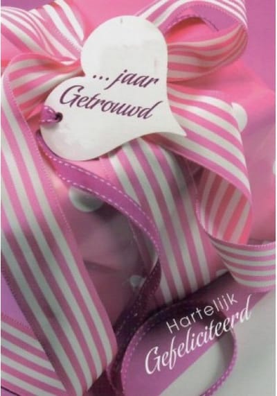 … jaar getrouwd! Gefeliciteerd! Vul op de puntjes zelf het getal in. Een leuke kaart met een mooie strik in een roze kleur. Een leuke kaart om zo te geven of om bij een cadeau te voegen. Een dubbele wenskaart inclusief envelop en in folie verpakt.