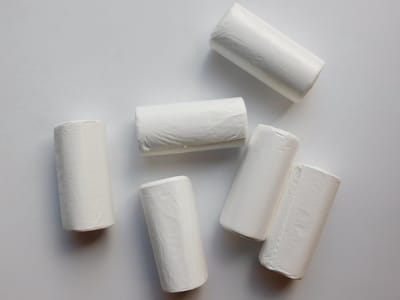 ARO Vuilniszakken 25 Liter - Pedaalemmerzakken met Handvatten - 6 Rollen van 30 Afvalzakken.