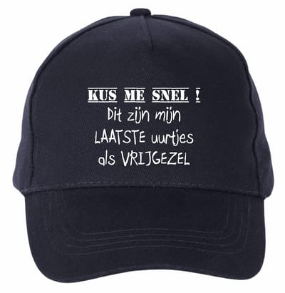 Mijncadeautje - 5 panel - Cap - Verstelbaar - Pet van 100% dik geborsteld katoen- unisex - opdruk wit - Kus me snel nu nog vrijgezel - navy blauw