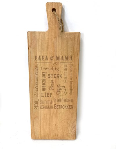 Grote acacia borrelplank / snijplank met tekst gravure : PAPA EN MAMA. Cadeau-Kerst - Sinterklaar -verjaardag -moederdag - vaderdag. Het formaat is 20x56cm
