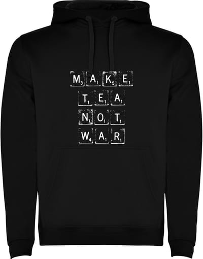Zwarte hoodie Make Tea not War - Maak thee geen oorlog in Scrabble letters Maat M