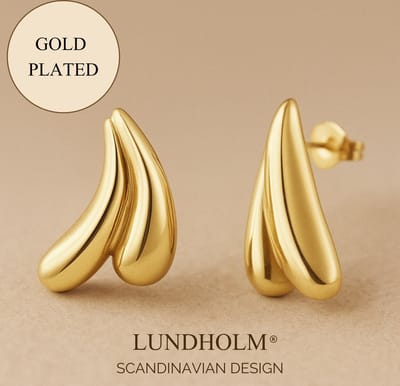 Lundholm Oorknopjes Dames – Premium Stainless Steel Gold Plated Jewellery – Sculptural Studs (1,5 × 2,8 cm) Oorbellen Goudkleurig - My Lana Serie - Cadeau voor Haar - Inclusief Luxe Geschenkverpakking