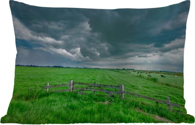 Buitenkussens - Tuin - Regenwolken boven een Nederlands landschap - 50x30 cm