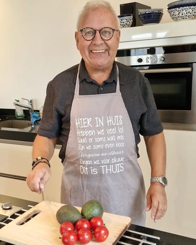 Keukenschort met grappige tekst bedrukt cadeau hier in huis regels huisregels bord Schort | opa oma mama papa vriendin juffendag vaderdag moederdag verjaardag man vrouw samenwonen huwelijk trouwen valentijn bruiloft partner samenlevingscontract kerst