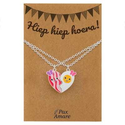 BFF Ketting voor 2 'Hiep Hiep Hoera' - Magnetisch Hartje Bacon & Ei - Vriendschapsketting op Cadeau Kaartje - 45cm + 5cm verstelbaar - Zilverkleurig - Verjaardags Hanger - Pax Amare