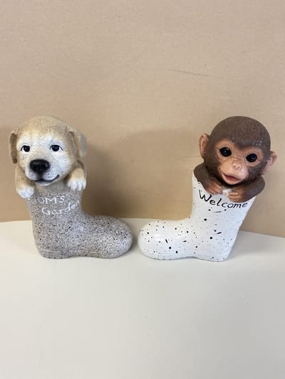 Polyresin dier in laars - set van 2 stuks - hond+aap - Grijs+wit - Hoogte 15 x 10.5 x 7.5 cm - Woonaccessoires