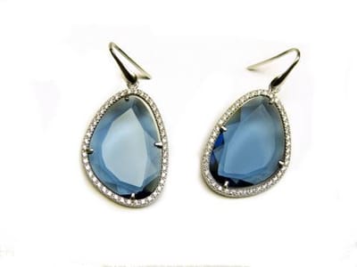 model Belinda oorringen in zilver gezet met blauwe steen en cubic zirconia