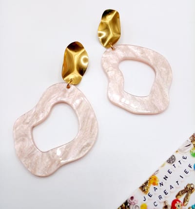 Jeannette-Creatief® - Resin - Pink Glitter Gold Organic - Organisch gevormde oorbellen - Beige Pink - Dames Oorbellen - Oorbellen - Roze Oorbellen - Hortensia Pink - Pink - Glitter - Resin Oorbellen - RVS gouden oorknoppen - Valentijn