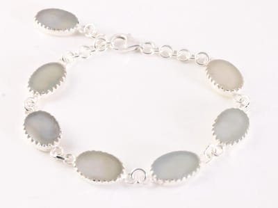 Bewerkte zilveren armband met witte agaat