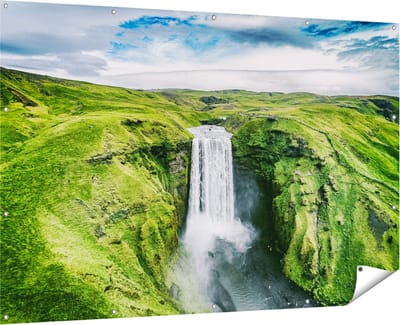 Gards Tuinposter Waterval in het Groene Landschap - 180x120 cm - Tuindoek - Tuindecoratie - Wanddecoratie buiten - Tuinschilderij