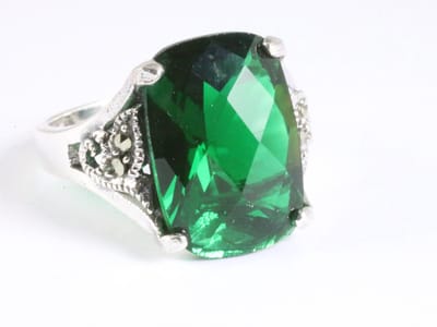 Zilveren ring met groene saffier en marcasiet - maat 16