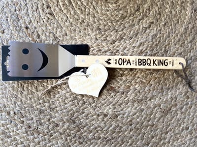Barbecuespatel inclusief houten hartje opa - bbq / Tekst op houten handvat; Mijn opa is de leukste BBQ king ter wereld / vriendschap / vaderdag / moederdag / cadeau / verjaardag / barbecue