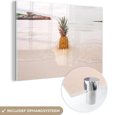 MuchoWow® Glasschilderij 150x100 cm - Schilderij acrylglas - Zomer - Ananas - Zand - Strand - Foto op glas - Schilderijen