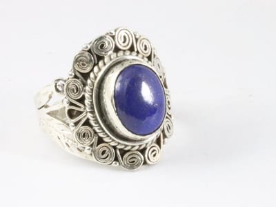 Traditionele bewerkte zilveren ring met lapis lazuli - maat 17