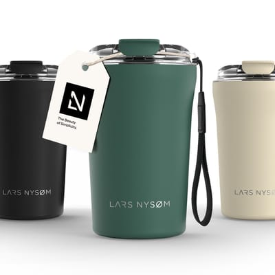 LARS NYSØM Rørelse Thermo Coffee Mug-to-go 380ml - BPA-vrij met Isolatie - Met Draagriem & Tritan Deksel (Pine Green)