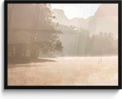 Poster in lijst - Fotolijst 80x60 cm - Posters - Landschap - Bos - Water - Mist - Beige - Posterlijst zwart - Wanddecoratie badkamer - Muurdecoratie WC - Decoratieve accessoires - Toilet muur decoratie