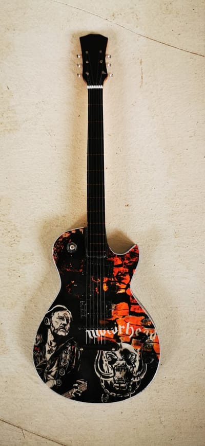Motörhead Miniatuur Gitaar Lemmy Kilmister LP Model – Houten Hardrock Heavy Metal Decoratie met Standaard – Luxe Band Merchandise – 25 cm Hoog – Stoer Mancave Cadeau