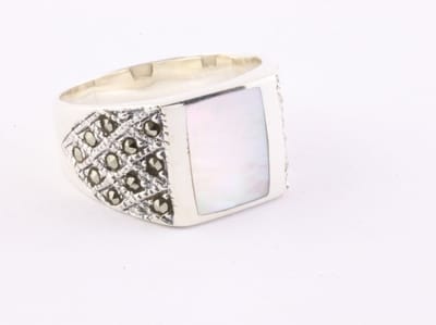 Zilveren zegelring met parelmoer en marcasiet - maat 17