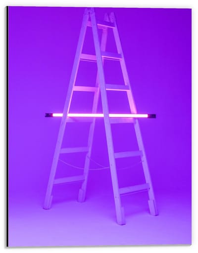 Dibond - Ledstaaf op Ladder - 30x40cm Foto op Aluminium (Met Ophangsysteem)