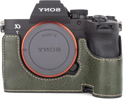 Half Camera Case van PU Leder voor Sony A7 V/A7R V - Beschermende Tas met Bodemopening, Groen, Ideaal voor Fotografie en Reizen