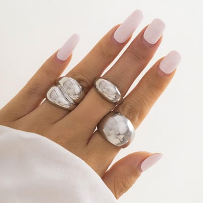Modieuze gouden ringenset met gladde, geometrische vormen voor dames, opvallende metalen, onregelmatige, dikke, robuuste ringen in punkstijl. brown