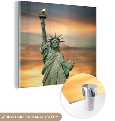 MuchoWow® Glasschilderij 50x50 cm - Schilderij acrylglas - New York - Vrijheidsbeeld - Zonsondergang - Foto op glas - Schilderijen