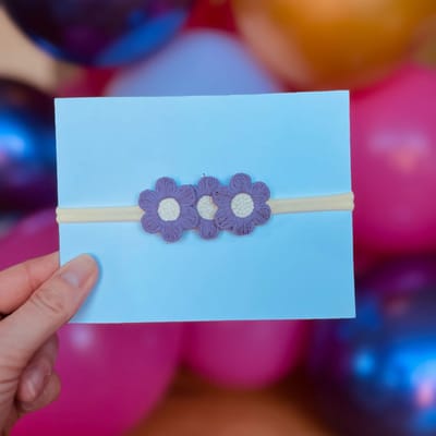 Baby haarbandje - elastiek - met bloemetjes - ivoorkleur bandje - paars