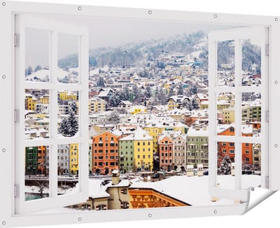 Gards Tuinposter Doorkijk Gekleurde Huisjes met Sneeuw in Oostenrijk - 180x120 cm - Tuindoek - Tuindecoratie - Wanddecoratie buiten - Tuinschilderij